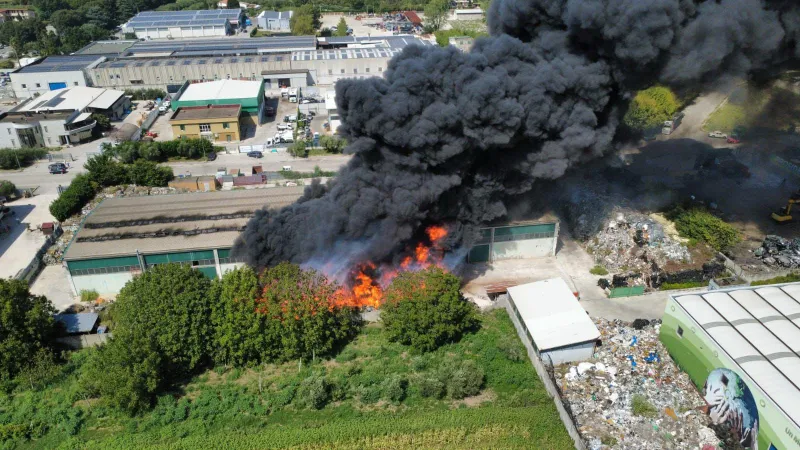 Incendio ad Airola, il Comune invita a tenere chiuse le finestre