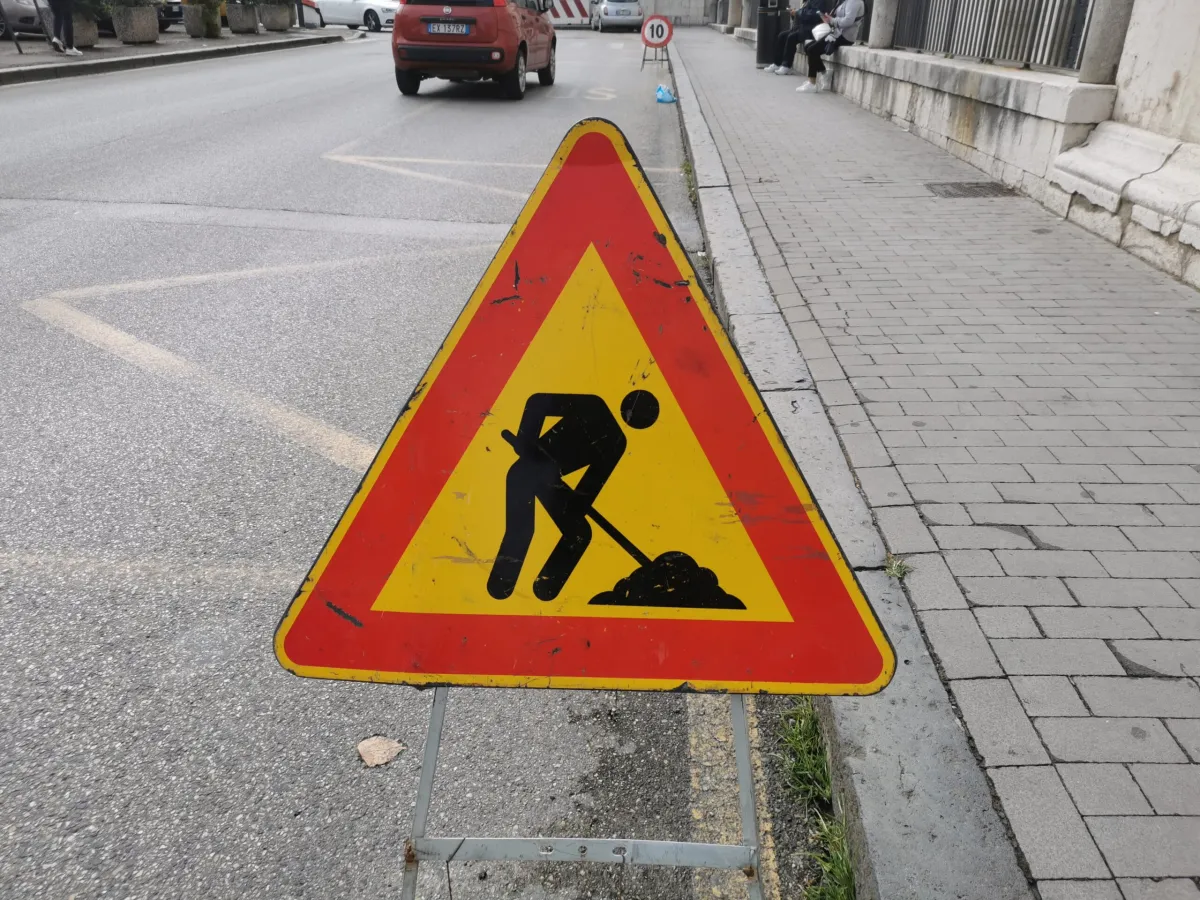 Via Polcari chiusa giovedì 24 settembre per il montaggio di una gru