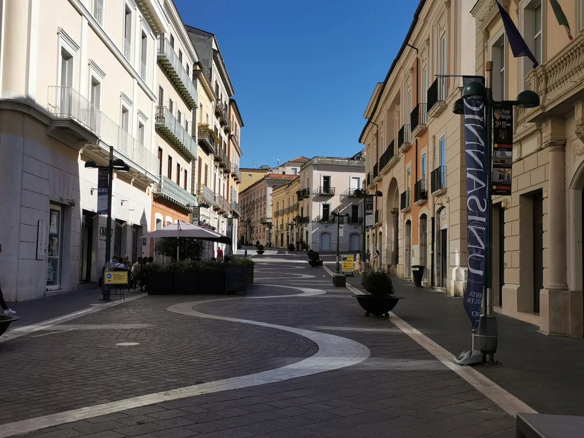 Corso Garibaldi, ordinanza per pulire vetrine e serrande