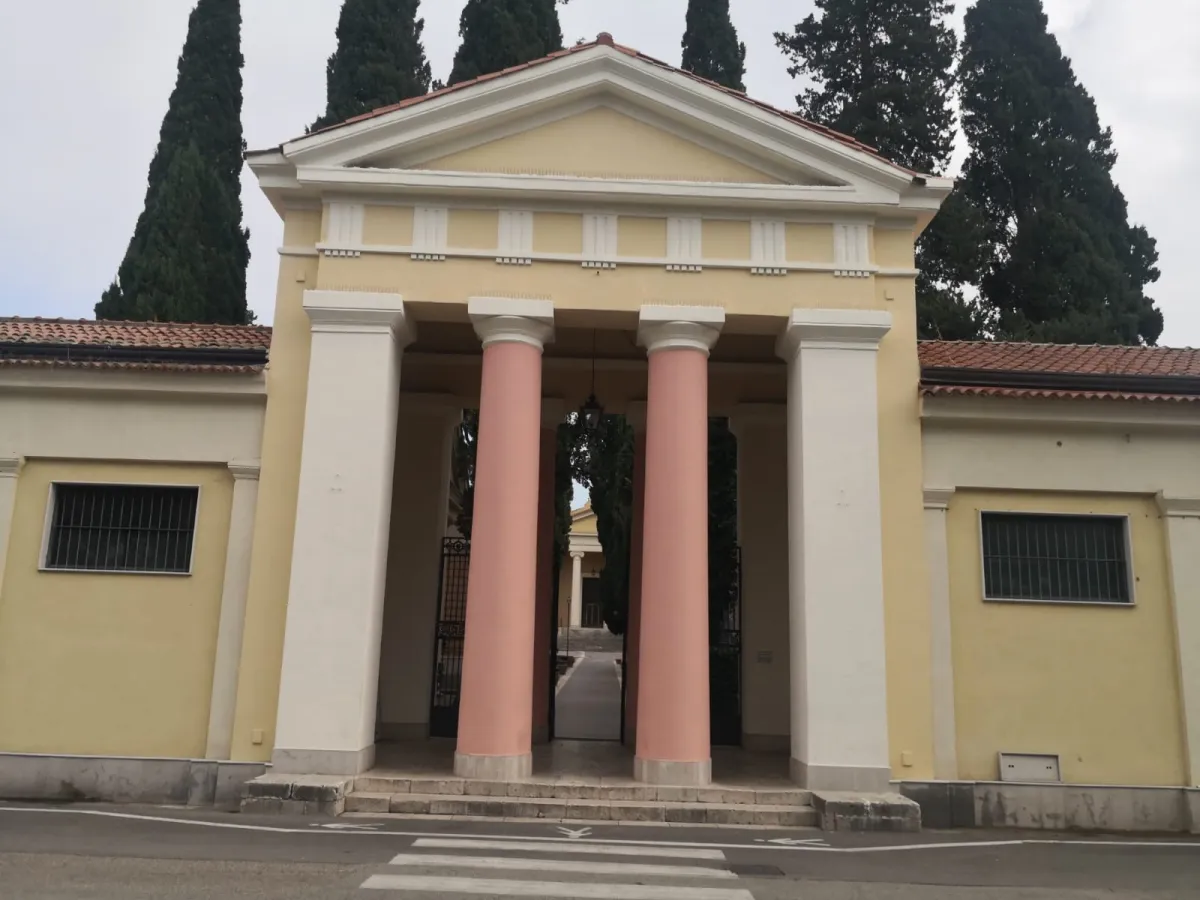 Defunti, cimitero aperto dal 28 ottobre al 3 novembre: orari e messa